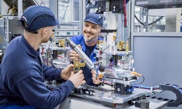 BENTELER Automotive Mitarbeiter im Werk Warburg mit Rotorwellen 